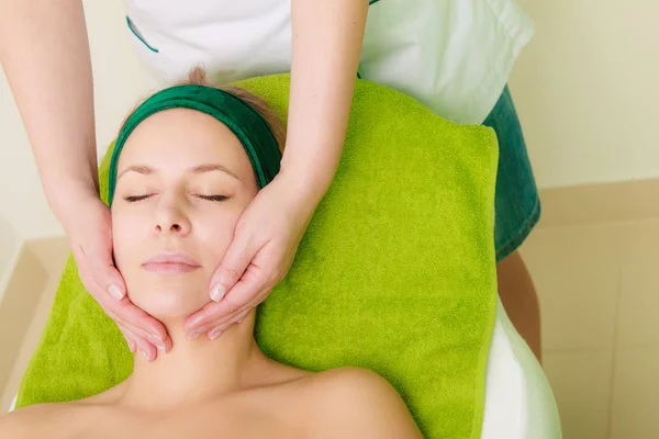 Kobieta coraz tradycyjnych twarz masaż w kosmetyczka — Zdjęcie stockowe