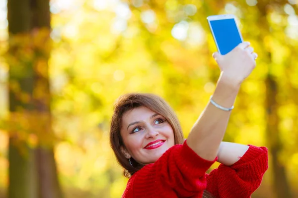 Hermosa chica tomando selfie . —  Fotos de Stock