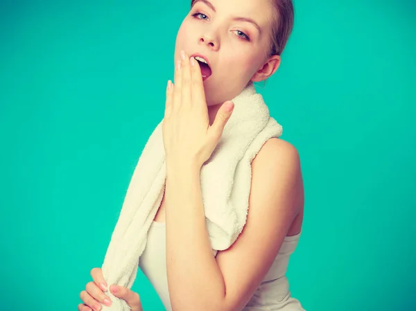 Gelangweilt schläfrige Frau gähnt, während sie Handtuch hält — Stockfoto