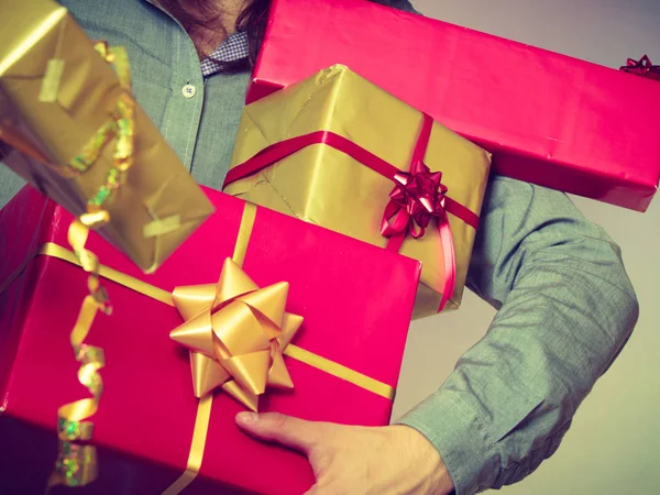 Manos masculinas con muchos regalos cajas de regalo — Foto de Stock