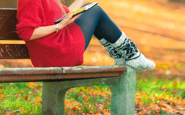 Donna su panca in parco con tablet . — Foto Stock