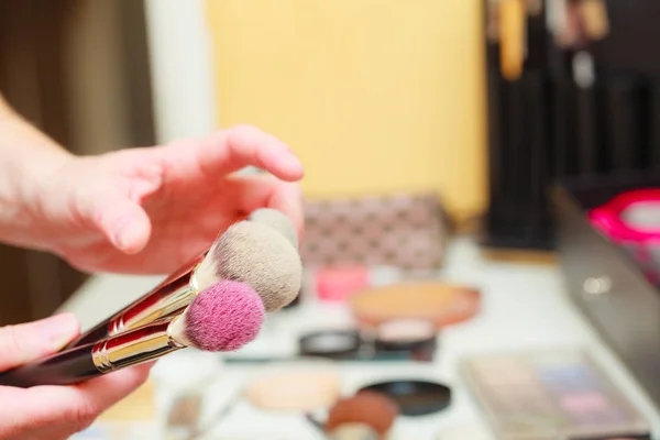 Persona que sostiene cepillos de maquillaje para rubor y polvo —  Fotos de Stock