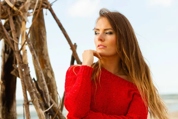 Retrato de hermosa mujer de moda al aire libre . —  Fotos de Stock