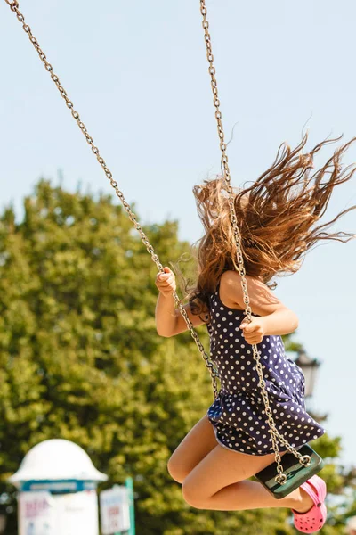 Giocoso ragazza pazza su swing . — Foto Stock