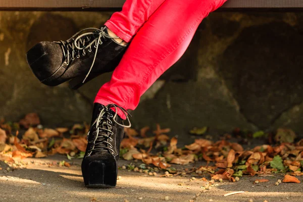 Vrouwelijke voet in elegante zwarte schoenen. — Stockfoto