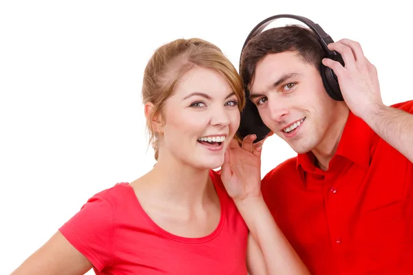 Couple deux amis avec écouteurs écoutant de la musique — Photo