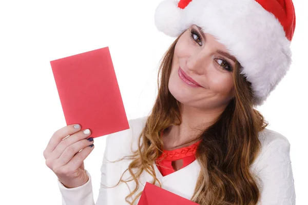 Жінка в капелюсі Санта Клауса читання листа — стокове фото