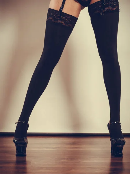 Sexy lange weibliche Beine in schwarz. — Stockfoto