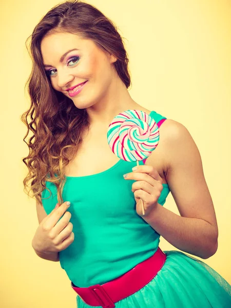 Mujer encantadora chica con caramelos de piruleta — Foto de Stock