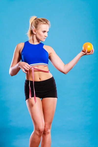 Žena fit dívka s opatření páska a grapefruit — Stock fotografie