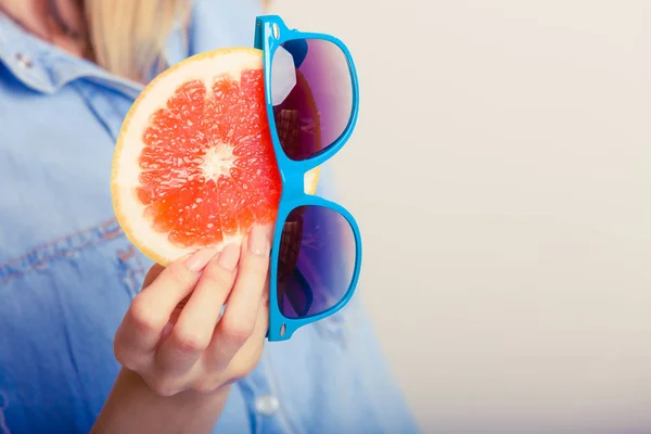 Sommar flicka anläggning grapefrukt — Stockfoto