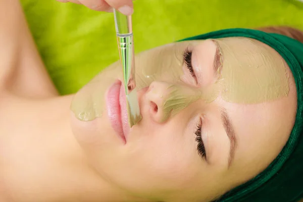 Vrouw met algen modder masker op het gezicht — Stockfoto