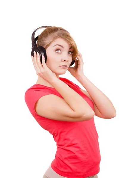 Mujer chica triste en grandes auriculares escuchando música — Foto de Stock