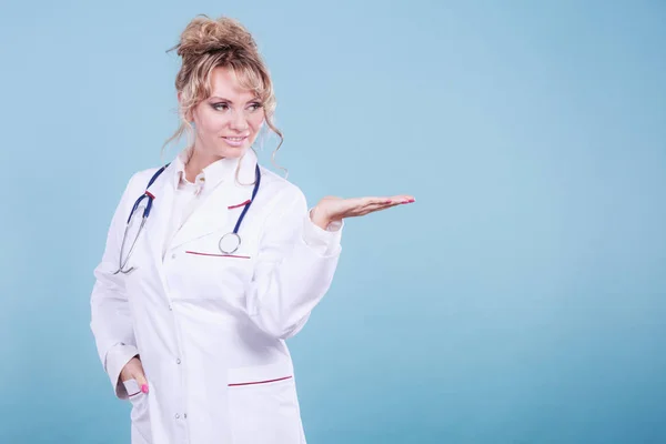 Médico femenino mostrando espacio de copia . — Foto de Stock