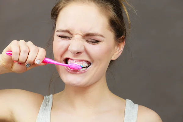 Frau putzt Zähne — Stockfoto