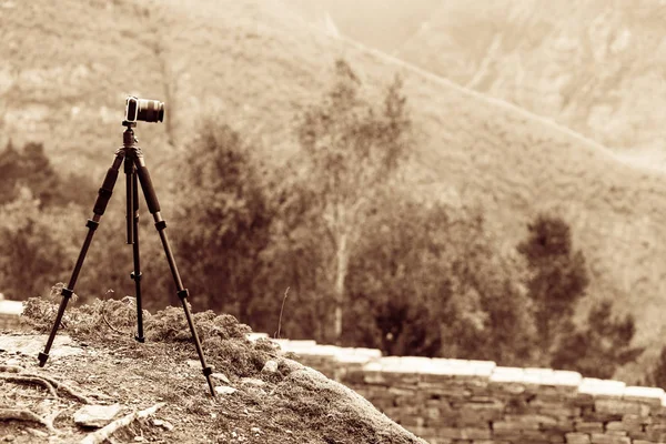Macchina fotografica in montagna, fotografia in fauna selvatica — Foto Stock