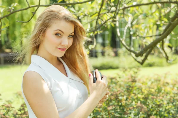 Utomhus porträtt av vackra blonda kvinnan — Stockfoto