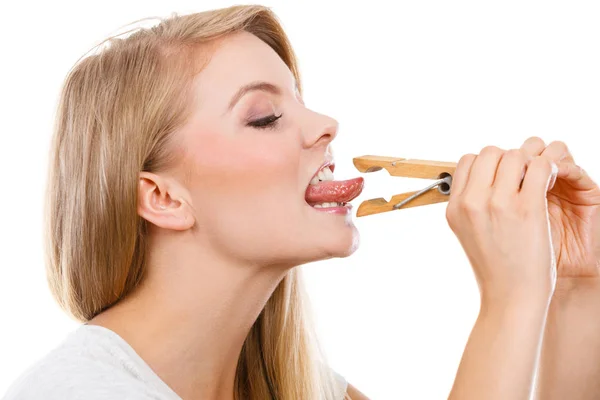 Blonde vrouw met tong in wasknijper — Stockfoto