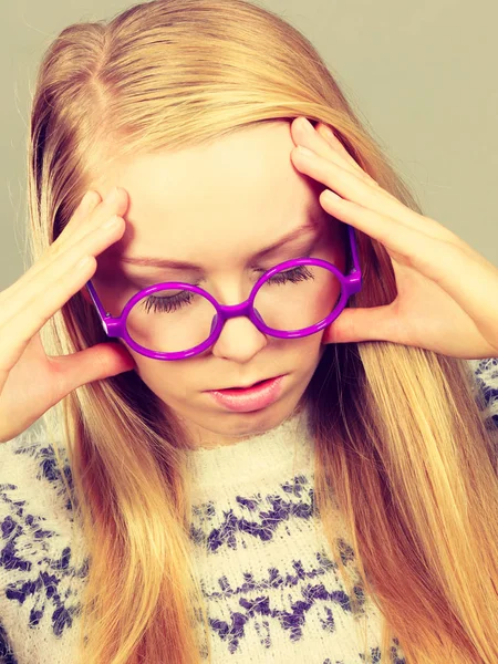 Nerdy mulher em grande cabeça segurando — Fotografia de Stock