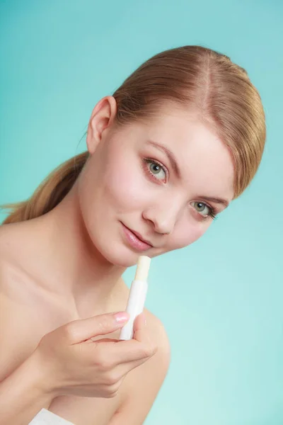 Kvinnan använda balsam för läpparna — Stockfoto