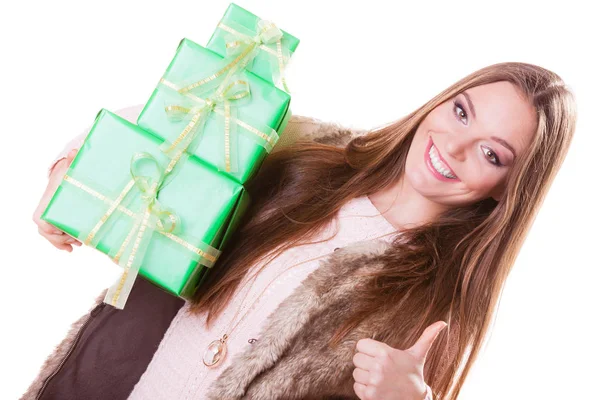 Mujer de moda bonita con cajas de regalos. Cumpleaños. . — Foto de Stock