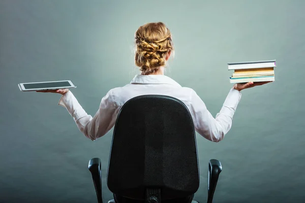 Mujer sosteniendo libro tradicional y lector de libros electrónicos —  Fotos de Stock