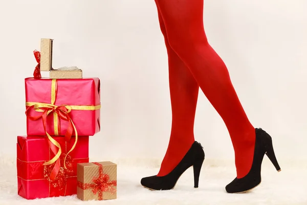 빨간 스타킹 및 많은 선물 상자에 여자 다리 — 스톡 사진