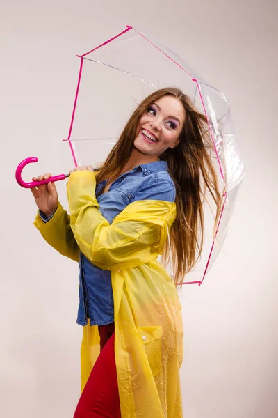 Mujer con abrigo impermeable bajo paraguas — Foto de Stock