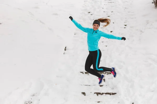 Giovane ragazza che salta sulla neve . — Foto Stock