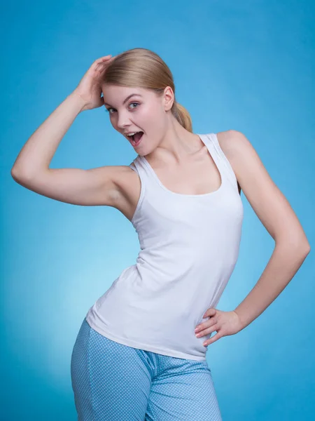 Ung kvinna klädd i pyjamas, ha roligt — Stockfoto