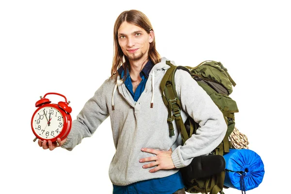 Temporada de viagem. Homem mochileiro segurando relógio. — Fotografia de Stock