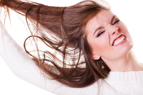 Mulher pentear e puxa o cabelo . — Fotografia de Stock