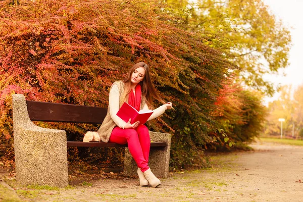 女性が本を読んで秋の公園でリラックス — ストック写真