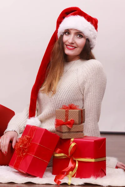 Glückliche Frau macht Weihnachtsgeschenke — Stockfoto