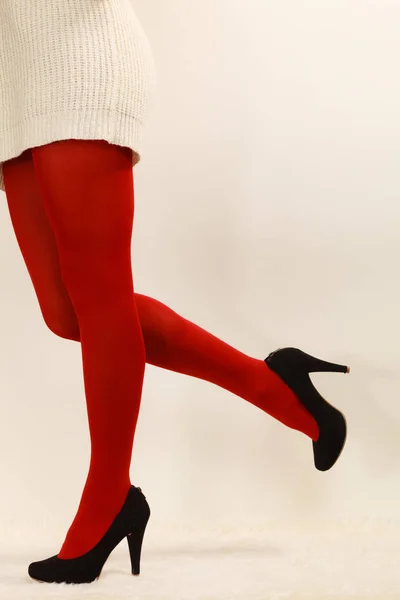 赤の鮮やかな色のストッキングの女性足黒のハイヒールの靴 — ストック写真