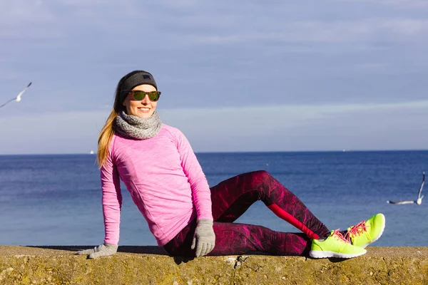 Után csinálás sport kint a hideg nap pihenő nő — Stock Fotó