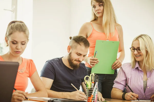 Leerlingen en leraar in de klas — Stockfoto