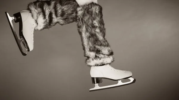 女人腿穿溜冰鞋毛皮袜子，滑冰 — 图库照片