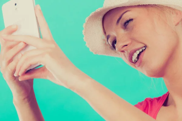 Vrouw het nemen van foto van zichzelf met telefoon — Stockfoto