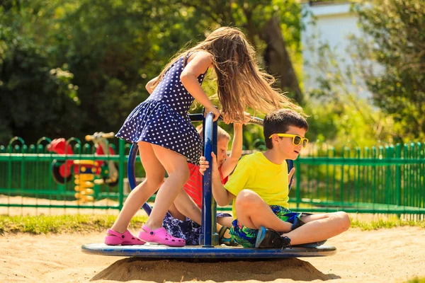 Kinder haben Spaß auf Spielplatz. — Stockfoto