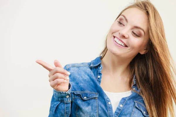 Señorita sonriente joven gesto . —  Fotos de Stock