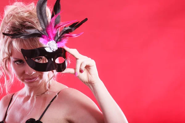 Kvinna med carnival mask. — Stockfoto