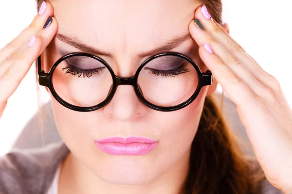 Vrouw lijden hoofdpijn migraine pijn — Stockfoto