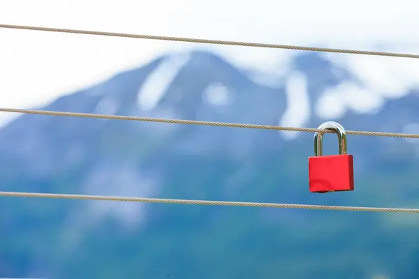 Rode hangslot en Geirangerfjord vanuit Flydasjuvet oogpunt Noorwegen — Stockfoto