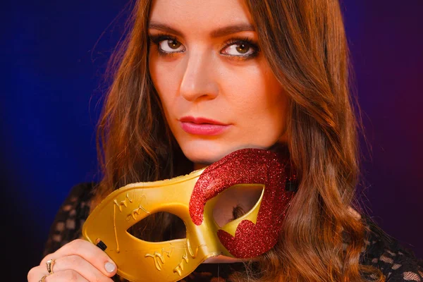 Cara de mujer de primer plano con máscara de carnaval en la oscuridad —  Fotos de Stock