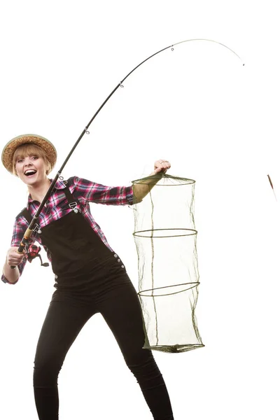 Mujer feliz sosteniendo caña de pescar y redecilla — Foto de Stock