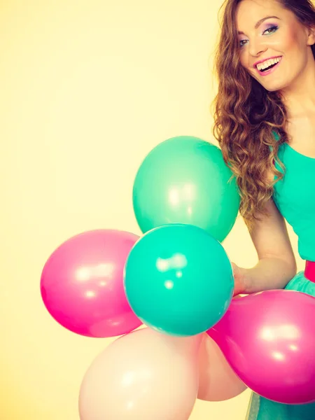 Mujer sosteniendo racimo de globos de colores — Foto de Stock