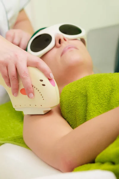 Mujer recibiendo tratamiento láser en esteticista —  Fotos de Stock