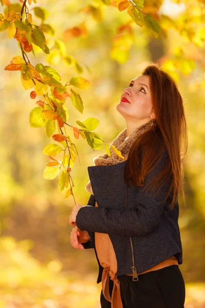 Jeune fille dans le parc — Photo