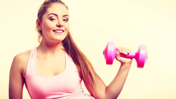 Sporty girl lifting weights. — Stock Photo, Image